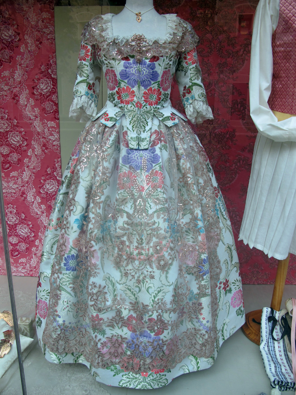 Traje de Fallera blanco modelo S.XVIII con manteles oro rosa